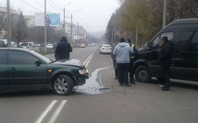 У Чернівцях через ДТП на вулиці Південно-Кільцевій ускладнено рух транспорту