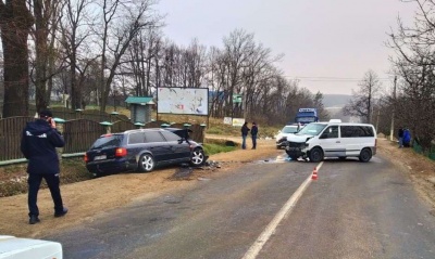 На Буковині Audi лоб у лоб врізалась у мікроавтобус: двоє постраждалих