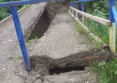 «Коли його відремонтують?»: мережу шокували фото аварійного моста в буковинських Карпатах