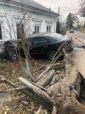 Водій «Мерседеса», який протаранив паркан і будинок у Чернівцях, відмовляється відшкодовувати збитки – фото