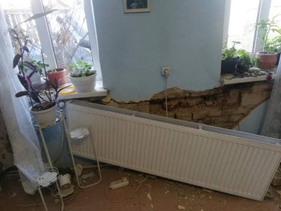 Водій «Мерседеса», який протаранив паркан і будинок у Чернівцях, відмовляється відшкодовувати збитки – фото