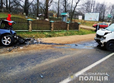 ДТП на Буковині: юнак на «євроблясі» протаранив «бус», двоє людей травмовані