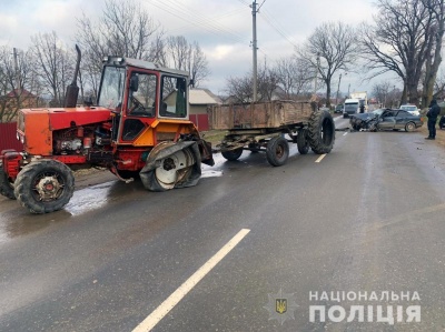 Водію раптово стало зле: на Буковині легковик влетів у трактор, постраждав чоловік