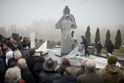 «Викорчували калину»: відкриття пам’ятника буковинцю Каденюку спровокувало скандал