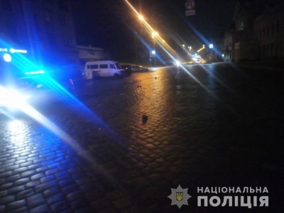 У Чернівцях біля залізничного вокзалу авто збило п'яного чоловіка