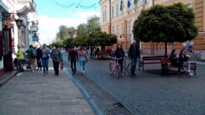 У Чернівцях заборонили рух велосипедів пішохідною вулицею