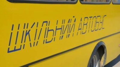 На Буковині відбуксирували автобус із дітьми, який вночі застряг посеред дороги