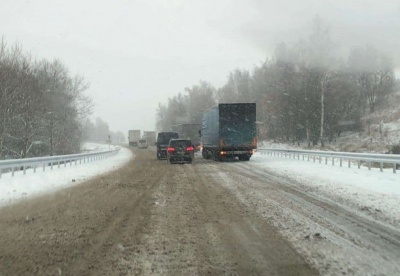 На Буковині на трасі на Румунію ускладнено рух транспорту через снігопад