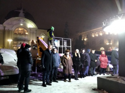 Вражаюче фаєр-шоу та салюти: як святкують Хануку в Чернівцях  - фото, відео