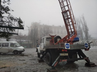 «Прикрасимо і буде люкс!»: у Чернівцях встановили головну ялинку - фото