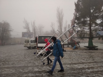 «Прикрасимо і буде люкс!»: у Чернівцях встановили головну ялинку - фото