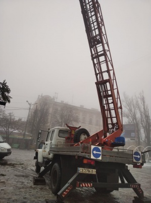 «Прикрасимо і буде люкс!»: у Чернівцях встановили головну ялинку - фото