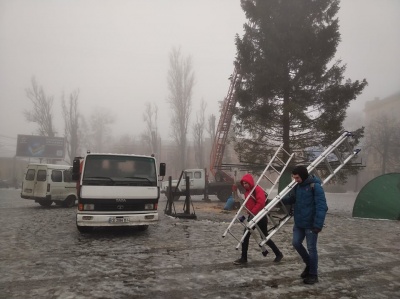 «Прикрасимо і буде люкс!»: у Чернівцях встановили головну ялинку - фото