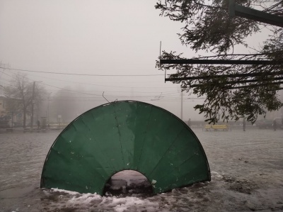 «Прикрасимо і буде люкс!»: у Чернівцях встановили головну ялинку - фото