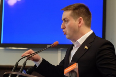 Вантажівка, яка провалилася у яму, та новий кінотеатр. Головні новини 11 грудня 