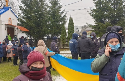 Релігійний конфлікт на Буковині: через сутичку між вірянами церкву оточили силовики в амуніції