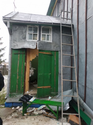 Силовики виламали ворота церкви на Буковині й застосували кийки до вірян: з’явилось відео інциденту