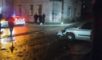 Нічна ДТП у Чернівцях: водій не пригальмував і врізався в автівку просто на перехресті