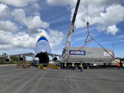 Український літак перевіз для Ілона Маска велетенський супутник Space X