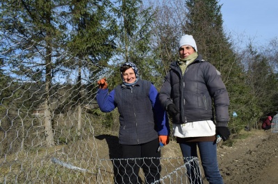 «Це чоловіча робота, але ми звикли до всього»: на Буковині жінки долучилися до ремонту сільських доріг