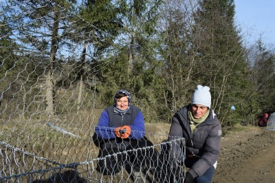 «Це чоловіча робота, але ми звикли до всього»: на Буковині жінки долучилися до ремонту сільських доріг