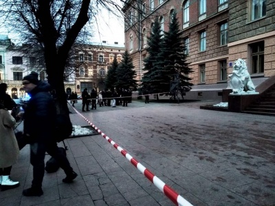 У Чернівецькій ОДА досі шукають вибухівку, а депутати чекають надворі на продовження сесії