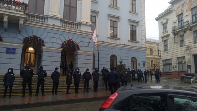 У Чернівцях силовики оточили приміщення міськради - фото