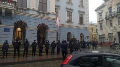 У Чернівцях силовики оточили приміщення міськради - фото