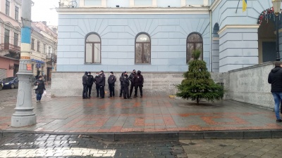 У Чернівцях силовики оточили приміщення міськради - фото