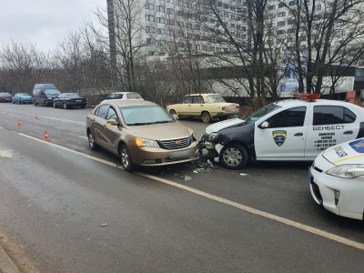 ДТП біля "Черемошу": водій Renault зіткнувся із автомобілем Geely - фото