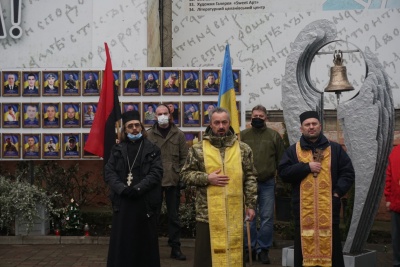 У центрі Чернівців вшанували пам’ять загиблого волонтера Романа Шлюсара – фото