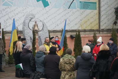 У центрі Чернівців вшанували пам’ять загиблого волонтера Романа Шлюсара – фото