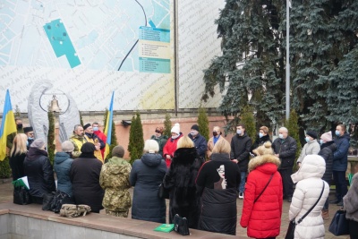 У центрі Чернівців вшанували пам’ять загиблого волонтера Романа Шлюсара – фото