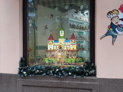Замок із карамелі та будиночок Діда Мороза: як у Чернівцях готуються до новорічних свят