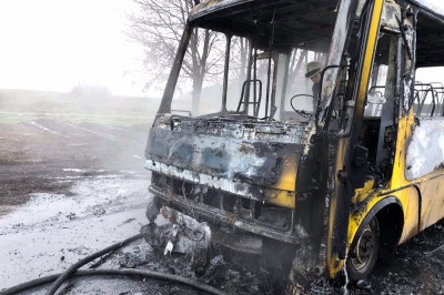 Автобус з пасажирами загорівся на ходу: полум'я охопило весь салон