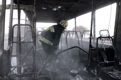 Автобус з пасажирами загорівся на ходу: полум'я охопило весь салон