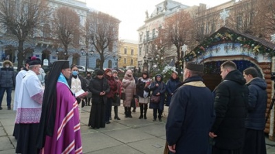 У Чернівцях на Центральній площі освятили Різдвяну шопку