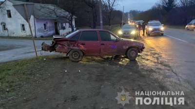 На Буковині зіткнулися три автівки: водії у лікарні