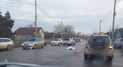 Смертельна ДТП у Чернівцях: авто збило чоловіка - фото