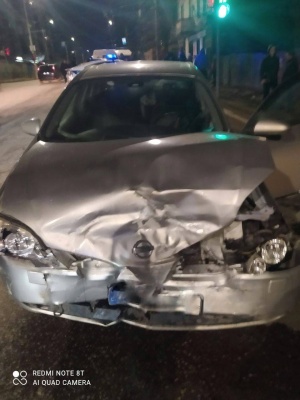 Нічна ДТП у Чернівцях: Nissan і поліцейське авто зазнали ушкоджень, є постраждалі – фото