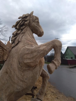 Замість старого дуба – кінь: на Буковині у селі зробили унікальну дерев’яну скульптуру - фото
