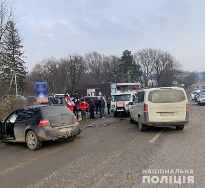 ДТП на Буковині: водій мікроавтобуса протаранив легковик, є потерпілі