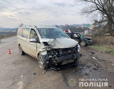 ДТП на Буковині: водій мікроавтобуса протаранив легковик, є потерпілі