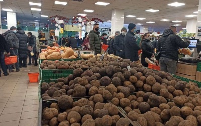 Передноворічний ажіотаж: у супермаркетах Чернівців – значні натовпи людей, покупці годинами стоять у чергах