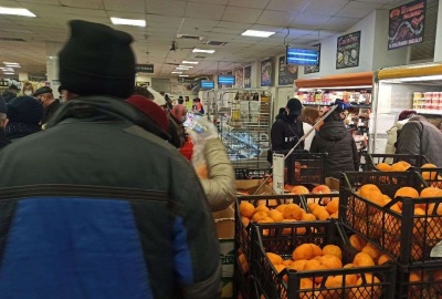 Передноворічний ажіотаж: у супермаркетах Чернівців – значні натовпи людей, покупці годинами стоять у чергах