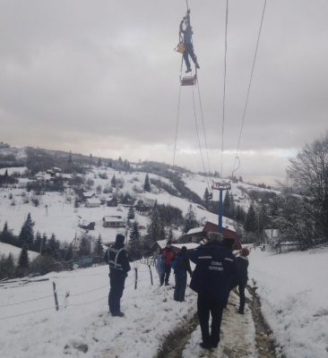 На курорті в Карпатах надзвичайна подія. Десятки туристів потребують допомоги