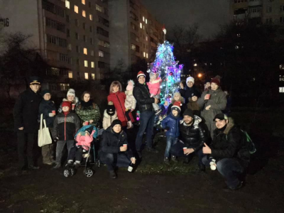Мешканці бульвару Героїв Крут самі організували собі новорічну ялинку - фото