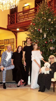 У розкішному особняку: співачка з Буковини відсвяткувала Новий рік з онуками і сином