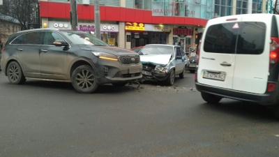 ДТП у Чернівцях: позашляховик та легкове авто зіткнулись біля «Формаркету»