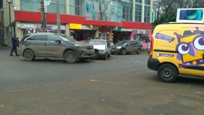 ДТП у Чернівцях: позашляховик та легкове авто зіткнулись біля «Формаркету»